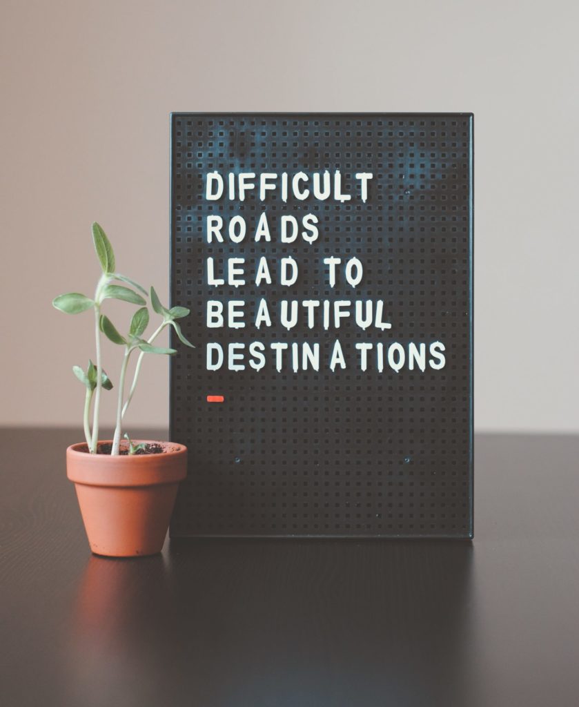 Tableau avec inscrit "La difficulté mène vers de magnifiques destinations"