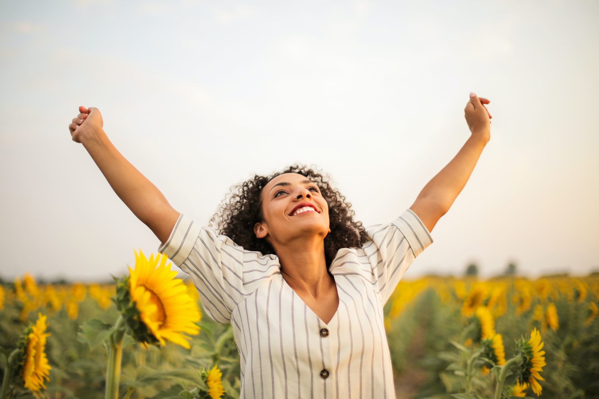 Femme lheureuse dans un champ de tournesol