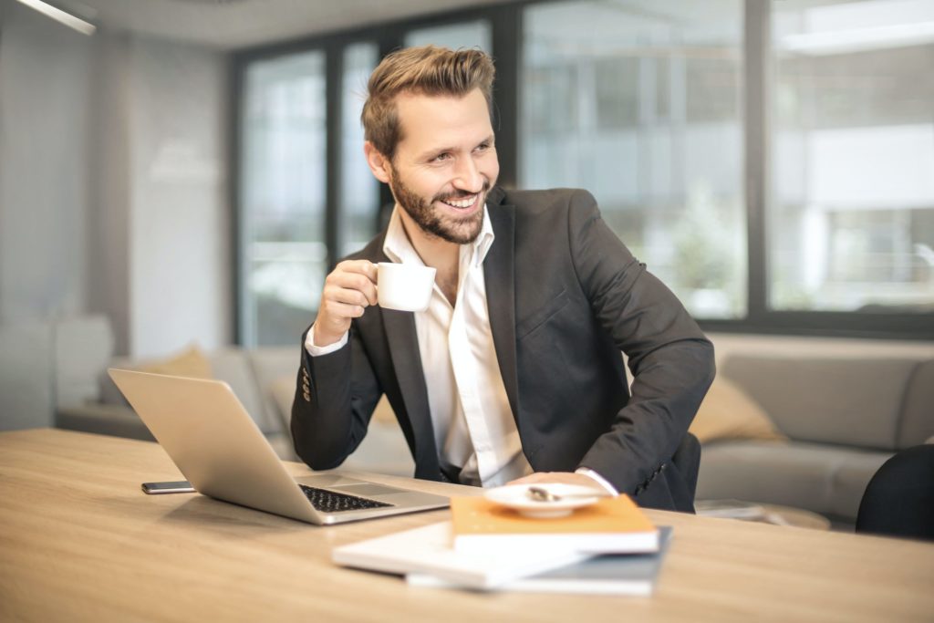 Manager souriant tenant un café