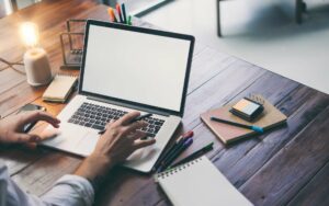 Homme tapant sur le clavier de son ordinateur