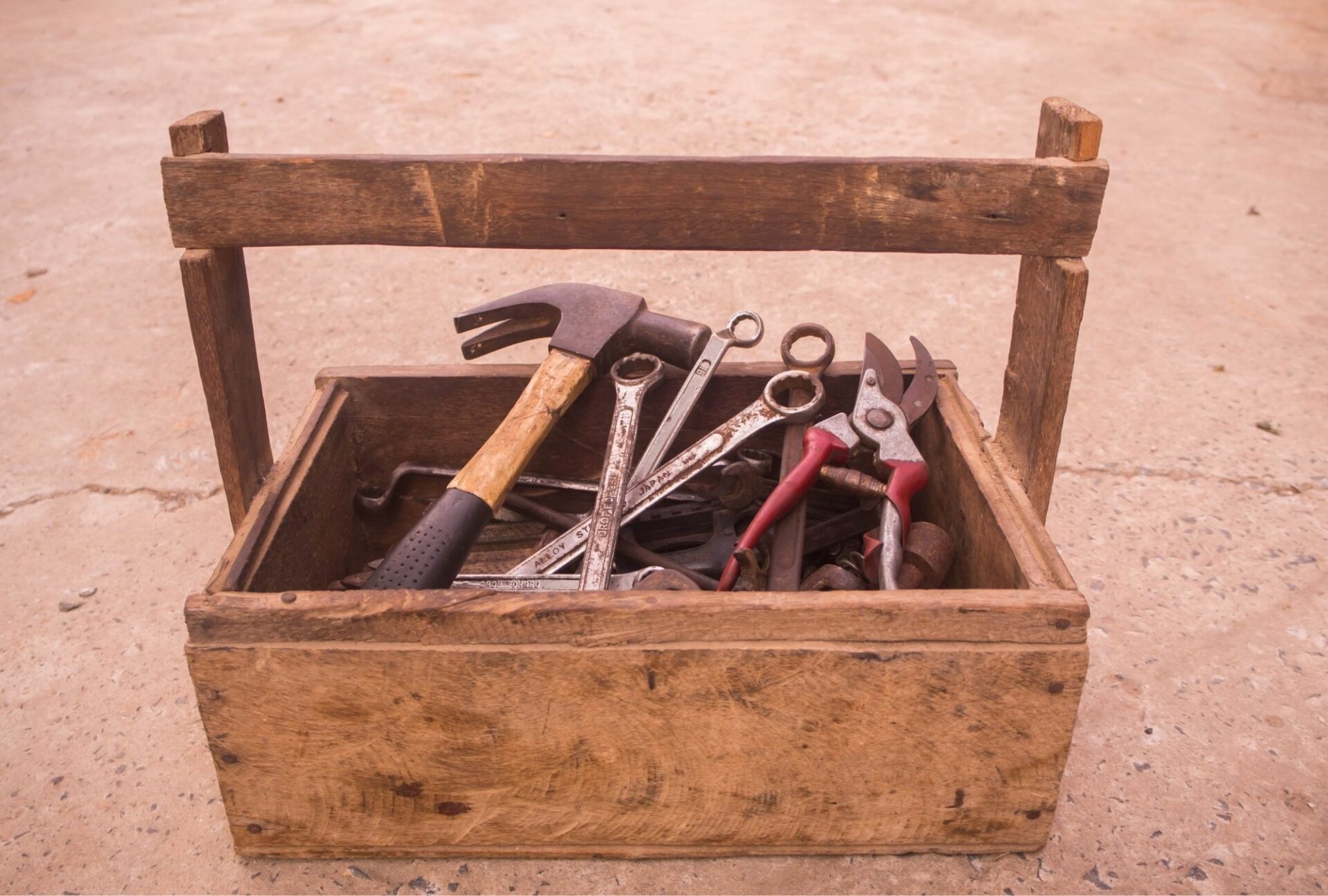 boite à outils en bois pleine d'outils
