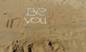 Ecriture sur le sable de la phrase Believe in yourself