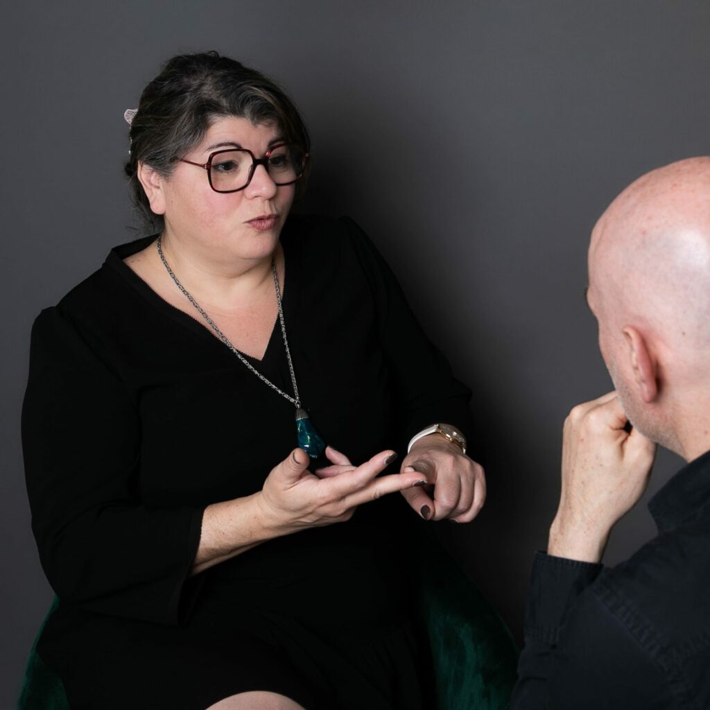 Juliette Eugenie parlant avec un homme en face à face