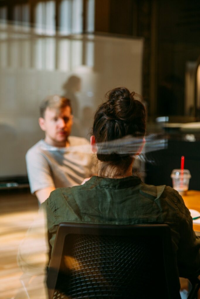 2 personnes se parlant en face à face
