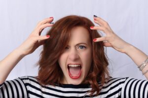Femme hystérique qui crie