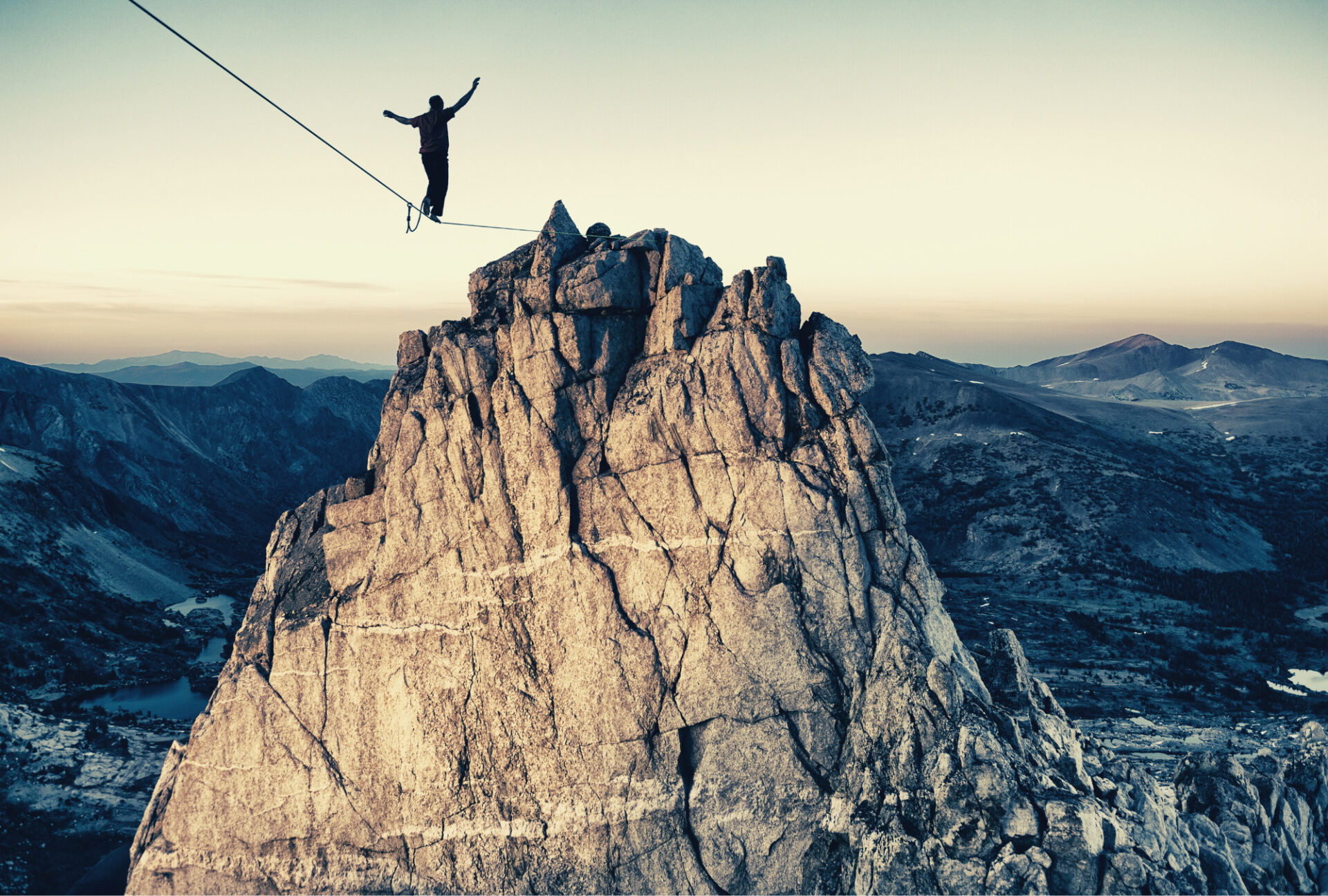 Funambule sur une montagne